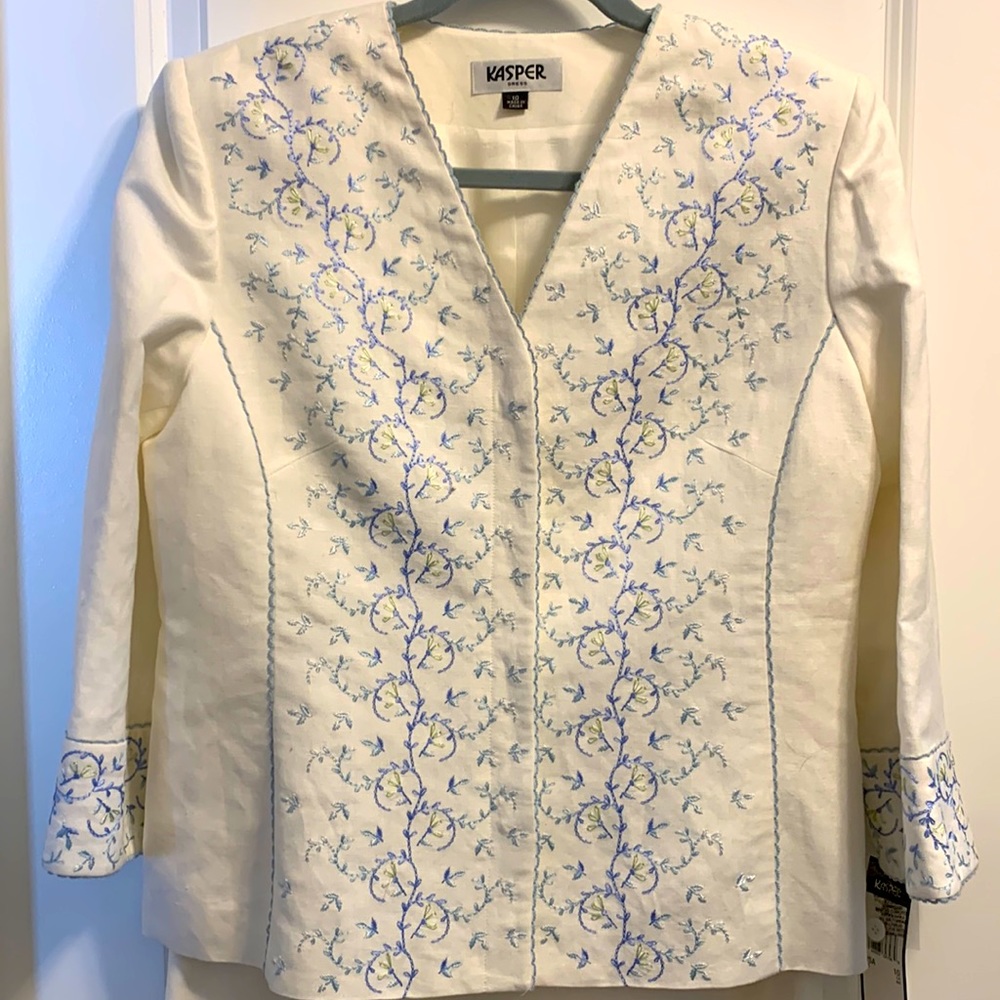 Kasper women’s linen suit. Two pieces. Beautiful
